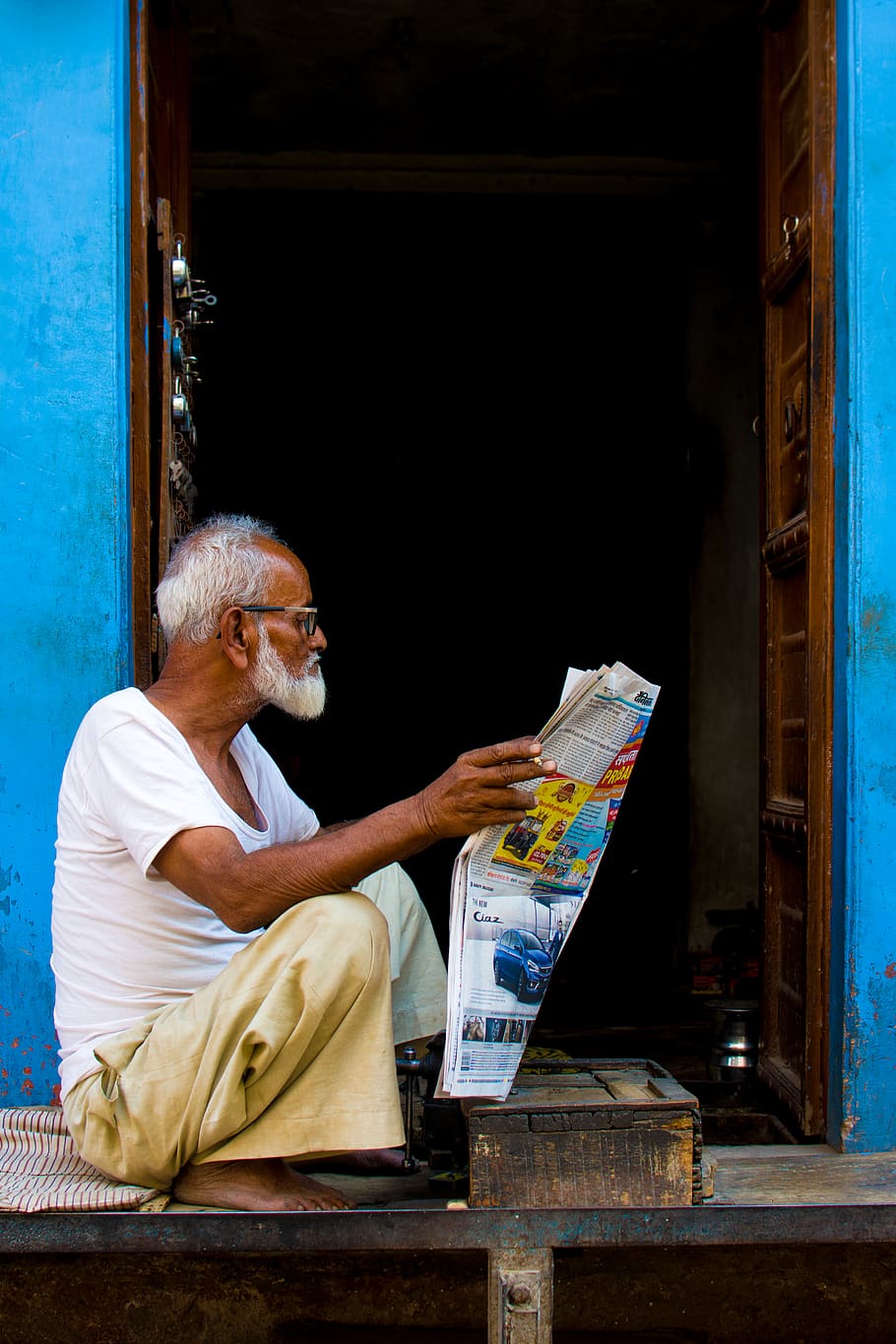 vell, home, assegut, celebració, article de diari, adult, comerç, porta, gent gran, casa, oci, al matí, Notícies, periòdic, persona, retrat, lectura, relaxació, seure, desgast, una persona, adult gran, mascles, homes, ocupació, activitat d'oci, mirant, homes majors, vista lateral, art i artesania, a l'interior, Cabells grisos, roba casual, concentració, activitat, contemplació, vista del perfil, cavallet, 5K