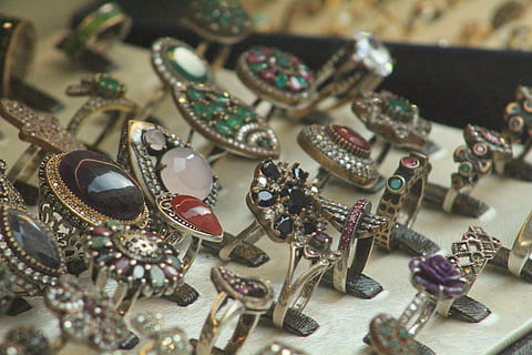 assorteret ring samling, smykker, tæt på, halskæde, armbånd, valg, mode, ingen mennesker, variation, stor gruppe af objekter, stilleben, rigdom, luksus, ædelsten, gruppe af objekter, indendørs, overflod, gruppe, høj vinkel visning, Kunst og håndværk, kollektion, personlige tilbehør, salg, dyrebar perle, detailvisning, udsmykkede, 5K, CC0, offentligt domæne, royaltyfrie