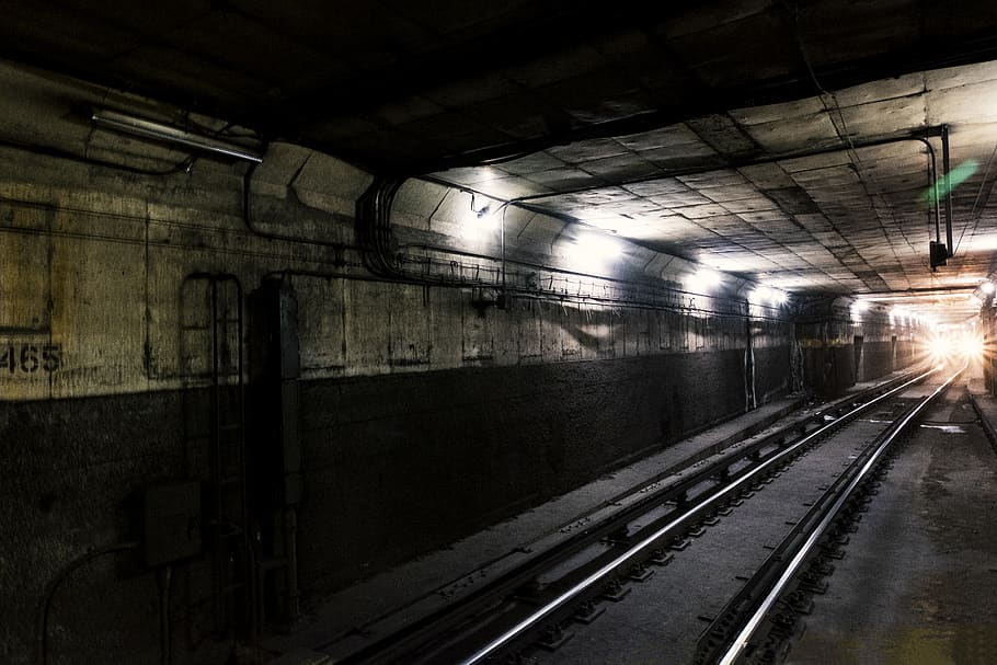 Canada, toronto, transportmidler, belyst, jernbanetransport, offentlig transport, arkitektur, jernbanespor, belysningsudstyr, spore, undergrundsbane, tunnel, transportform, bygget struktur, ingen mennesker, indendørs, metrostation, fravær, lys, vejen frem, nat, retning, metrostationen, loft, lys ved enden af ​​tunnelen, 5K