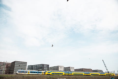 sfondo, treni, treno, città, chiaro, pulito, Linee, colori, cielo, struttura costruita, architettura, esterno dell'edificio, nuvola - cielo, Inquadratura dal basso, natura, giorno, mezzi di trasporto, modo di trasporto, uccello, nessuno, temi animali, volante, vertebrato, un animale, all'aperto, animale, mezz'aria, veicolo terrestre, 5K, CC0, dominio pubblico, privo di copyright