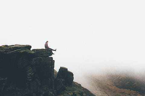 ripiano, salto, saltare, autunno, mancia, scogliera, rocce, bordo, montagne, colline, escursione, fricchettone, coraggio, coraggioso, limiti, paura, roccia, roccia - oggetto, solido, attività di svago, una persona, nebbia, copia spazio, avventura, attività, bellezza nella natura, natura, cielo, montagna, stili di vita, lunghezza intera, vista laterale, terra, la libertà, all'aperto, ai margini di, conquistare avversità, 5K, CC0, dominio pubblico, privo di copyright