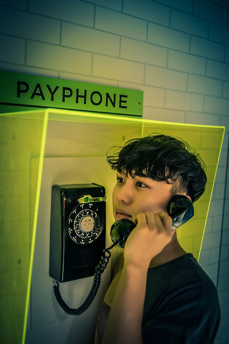 home, celebració, negre, rotatiu, telèfon de pagament, noi, primer pla, comunicació, dispositiu, a l'interior, llum, persona, tecnologia, telèfon, persones reals, una persona, text, adult jove, estils de vida, retrat, roba casual, guió occidental, funció de construcció de parets, activitat d'oci, pentinat, tirada al cap, dones joves, mirant, de peu, 4K
