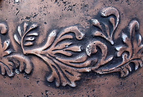 preging, ornament, tema, leire, dekorasjon, tekstur, gammel, tekst, kunst og Håndverk, graffiti, kreativitet, full ramme, ingen folk, nærbilde, håndverket, dag, mønster, bakgrunn, vestlig skript, kommunikasjon, arkitektur, representasjon, carving håndverk produkt, bygget struktur, metall, utendørs, veggbyggingsfunksjon, 4K, CC0, offentlig domene, opphavsrett gratis