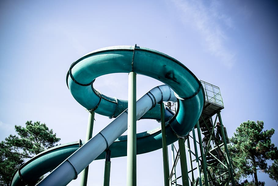 tobogan de la piscina de swing, cel, tobogan, dia, naturalesa, vista d’angle baix, Parc aquàtic, blau, cultura i entreteniment artístic, equipament per jugar a diapositives, parc infantil, metall, cap gent, Parc d'atraccions, estructura construïda, arbre, a l'aire lliure, activitat d'oci, arquitectura, passeig pel parc d’atraccions, diversió, equip de joc a l'aire lliure, emoció, color turquesa, 5K
