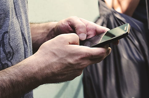 tecnologia, mans, home, missatges de text, mòbil, dispositiu, telèfon, comunicació, jugant, mà humana, mà, tecnologia sense fils, celebració, telèfon mòbil, telèfon intel·ligent, persones reals, connexió, homes, dispositiu d’informació portàtil, utilitzant el telèfon, part del cos humà, secció mitjana, missatge de text, pantalla, gent, estils de vida, dit, part del cos, navegar per la xarxa, rebre, 4K, CC0, domini públic, lliure de regalies