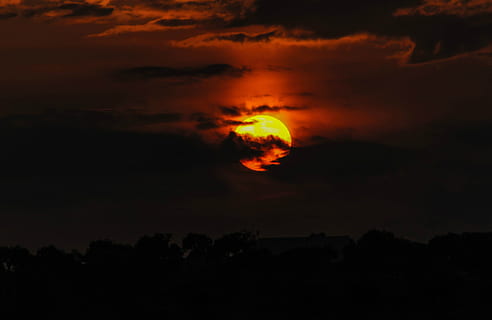 foto, completo, Luna, rodeado, nubes, retroiluminado, color, oscuro, amanecer, oscuridad, noche, dorado, fondo de pantalla hd, ligero, naranja, al aire libre, silueta, recortado, cielo, viaje, arboles, nube - cielo, color naranja, naturaleza, belleza en la naturaleza, puesta de sol, nadie, espacio, ambiente, cielo dramático, señal de advertencia, paisajes - naturaleza, ardiente, firmar, iluminado, astronomía, 4K, CC0, dominio público, libre de derechos