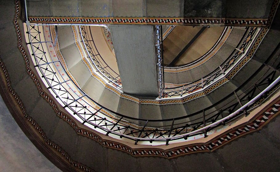 escales, arquitectura, geometria, construcció, espiral, escala, endins, perspectiva, corba, estructura, vell, desenzano, desenzano del garda, lombardia, Itàlia, turisme, històricament, cultura, festa, viatge, torre monumental, barana, estructura construïda, passos i escales, a l'interior, patró, cap gent, escala de cargol, vista d’angle alt, disseny, edifici, dia, sòls, metall, modern, destinacions de viatge, cultura i entreteniment artístic, sostre, directament a sota, 4K