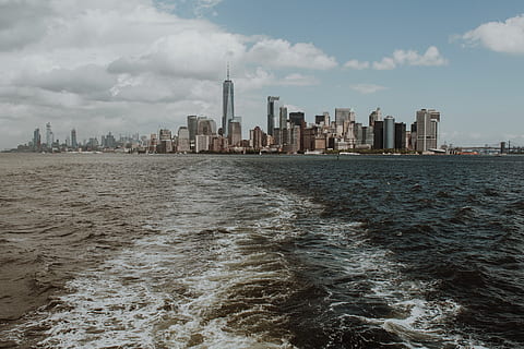 onde oceaniche, natura, all'aperto, urbano, costruzione, cittadina, città, alto aumento, edificio per uffici, acqua, oceano, mare, paesaggio, veicolo, mezzi di trasporto, attività ricreative, avventura, architettura, Torre, campanile, guglia, struttura costruita, esterno dell'edificio, cielo, edificio per uffici esterno, nuvola - cielo, grattacielo, lungomare, skyline urbano, alto - alto, paesaggio urbano, moderno, nessuno, distretto finanziario, 5K, CC0, dominio pubblico, privo di copyright