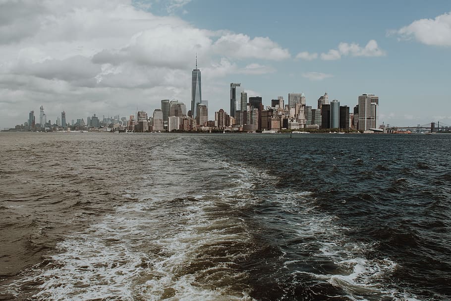 onde oceaniche, natura, all'aperto, urbano, costruzione, cittadina, città, alto aumento, edificio per uffici, acqua, oceano, mare, paesaggio, veicolo, mezzi di trasporto, attività ricreative, avventura, architettura, Torre, campanile, guglia, struttura costruita, esterno dell'edificio, cielo, edificio per uffici esterno, nuvola - cielo, grattacielo, lungomare, skyline urbano, alto - alto, paesaggio urbano, moderno, nessuno, distretto finanziario, 5K