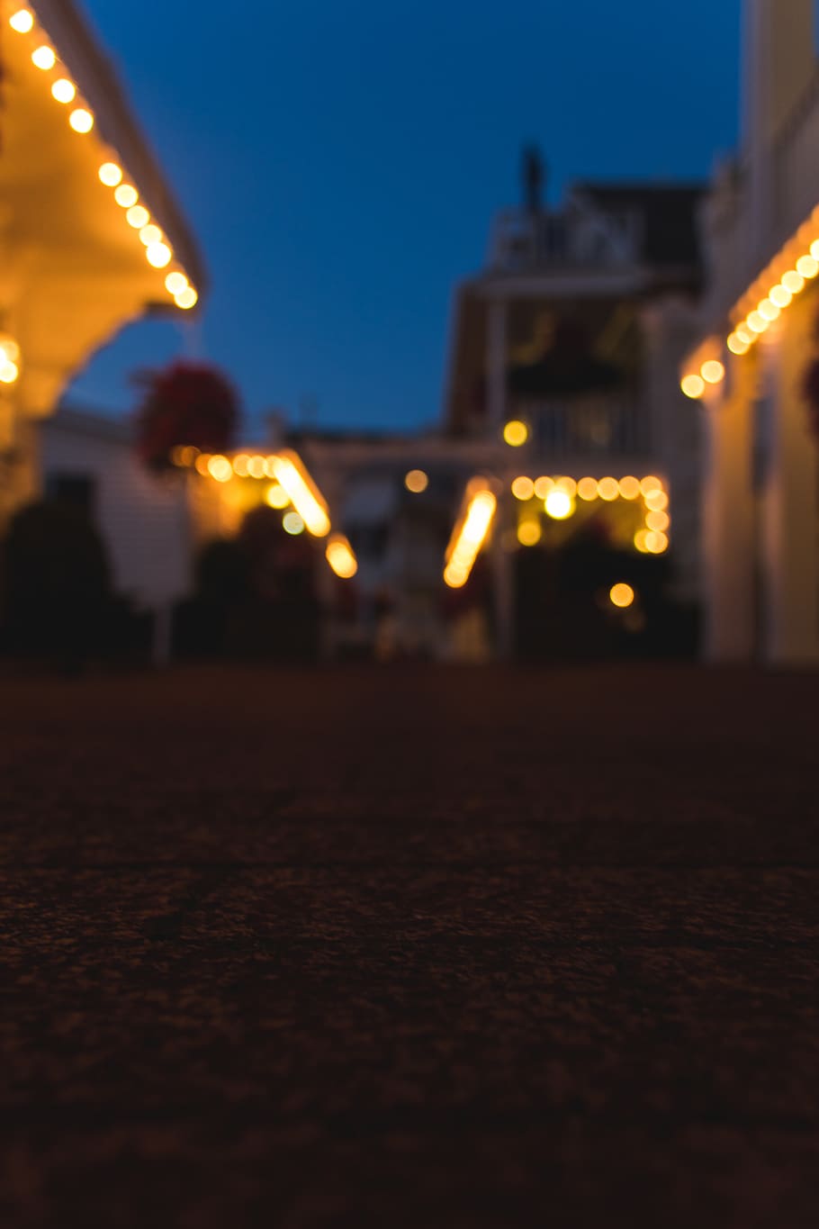 bokeh, borrós, llums, calor, nit, bluehour, focalitzar, estiu, il·luminat, exterior de l'edifici, estructura construïda, arquitectura, ciutat, carrer, equips d’il·luminació, cap gent, edifici, cel, a l'aire lliure, brillant, naturalesa, enfocament selectiu, nivell superficial, llum del carrer, cel clar, cultura i entreteniment artístic, 4K