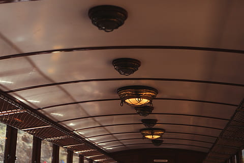 tren, sostre, llums, finestres, transport, viatjar, vista d’angle baix, equips d’il·luminació, a l'interior, il·luminat, penjant, cap gent, arquitectura, centrar-se en primer pla, estructura construïda, electricitat, en fila, llum, llum penjant, llum elèctrica, brillant, aranya, disseny, decoració, llanterna, 5K