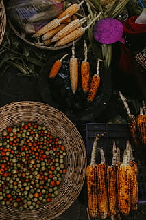 kernel jagung bakar, makanan dan minuman, wadah, makanan, kesegaran, keranjang, sekelompok besar objek, masih hidup, tidak ada orang, kesejahteraan, pilihan, kelimpahan, makan sehat, dalam ruangan, variasi, meja, tampilan sudut tinggi, sayur-mayur, rotan, dijual, pasar, 2K, CC0, domain publik, bebas royalti