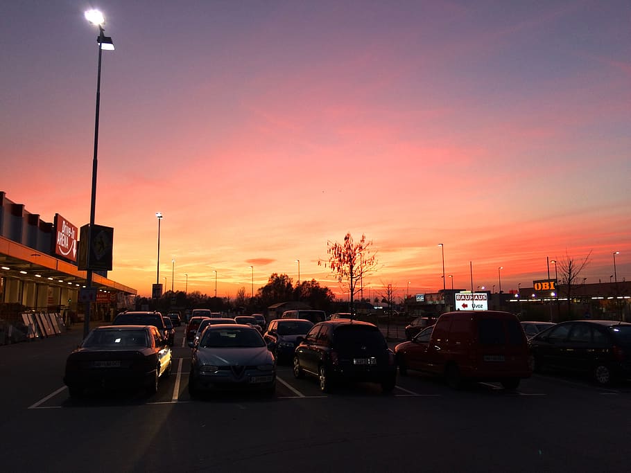 solnedgang, sol, gradient, rød, orange, gul, lmao, dank, parkering, meme, bil, motor køretøj, transportmidler, transportform, land køretøj, himmel, gade, by, arkitektur, vej, Trafik, orange farve, gadebelysning, natur, ingen mennesker, bygget struktur, bygning udvendig, sky - himmel, på farten, 2K