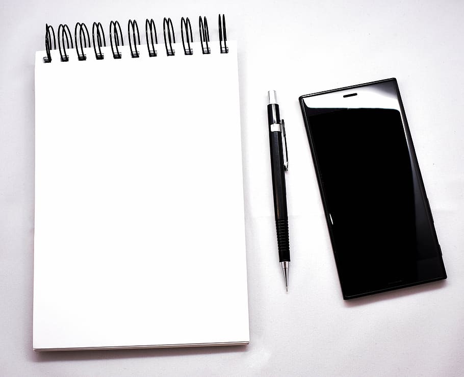 Desktop, Arbeit, Innenministerium, Notizbuch, Notizblock, Büro, Arbeitsplatz, Bürojob, kopieren sie platz, Papier-, leer, Spiralblock, keine Leute, weiße Farbe, weißer Hintergrund, Stift, Studioaufnahme, Nahansicht, drinnen, leeren, schwarze Farbe, Seite, ausgeschnitten, zwei Objekte, direkt darüber, Einfachheit, 2K