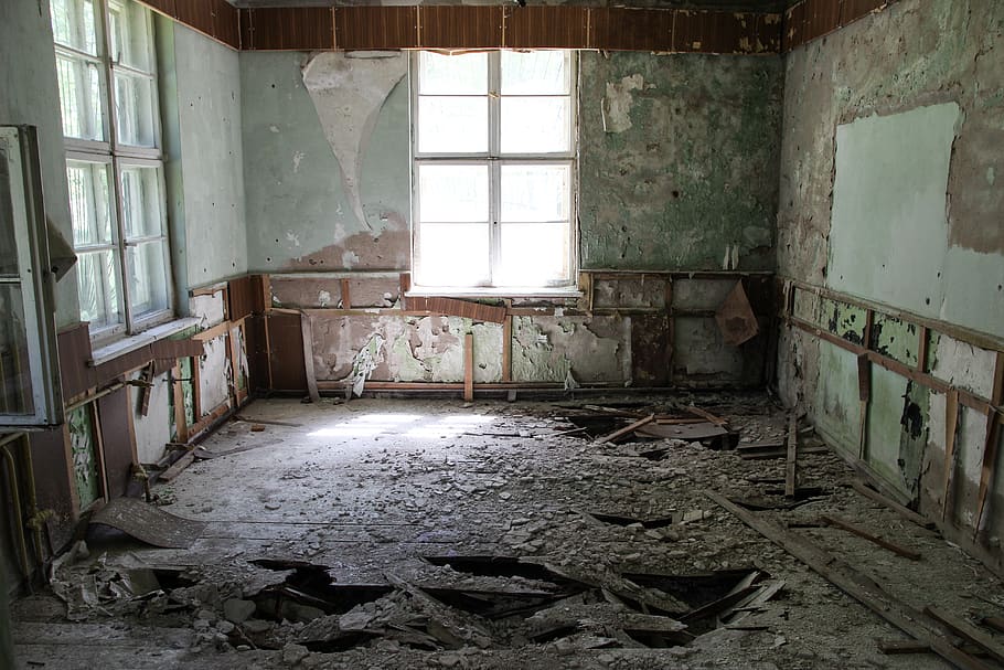 casa de la ruïna buida, abandonat, finestra, espatllat, aixafar, obsoleta, a l'interior, edifici, vell, mal estat, arquitectura, brutícia, arruïnat, cap gent, casa, habitació domèstica, brut, declivi, estructura construïda, deteriorament, resistent, desordenat, sòls, demolida, sostre, 5K