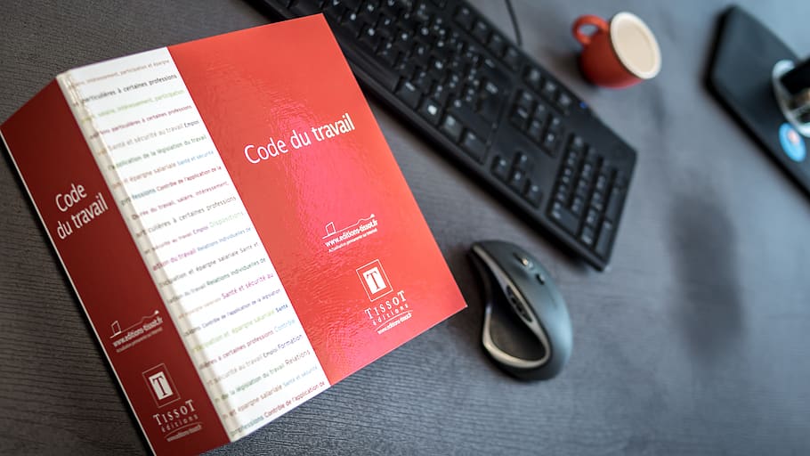 el codi laboral, França, regulació, codi, treballar, jurisprudència, negocis, lleis, contractació, legal, dret, justícia, hrd, llibre, formació professional, recursos humans, oficina, tecnologia, a l'interior, vista d’angle alt, primer pla, cap gent, comunicació, taula, connexió, vermell, tir de l'estudi, tecnologia sense fils, negoci corporatiu, mobles, equips informàtics, text, calculadora, guió occidental, escriptori, teclat, 5K