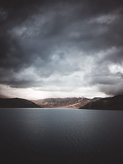 fotografia de paisatge, cos, aigua, muntanya, tempesta, núvol, cloudscape, paisatge, a l'aire lliure, llac, vora del llac, aèria, ennuvolat, gris, naturalesa, viatjar, dramàtica, drone, pluja, pangong, escenics, cel, núvol - cel, mar, cap gent, bellesa a la natura, fosc, blau, escena tranquil·la, Serra, estiu, línia de costa, imatge en color, reflexió, cel dramàtic, 2K, CC0, domini públic, lliure de regalies