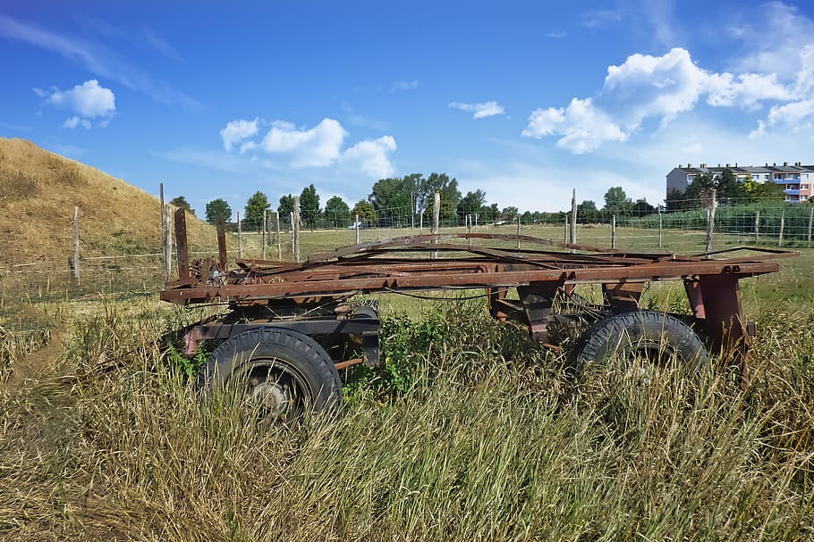 trailere, gammel, rusted, skrot, eng, landskab, Mark, jord, transportmidler, land køretøj, plante, himmel, dag, transportform, landbrugsmaskiner, natur, landbrug, maskineri, sky - himmel, græs, landlige scene, forladt, landbrugsudstyr, traktor, gård, ingen mennesker, udendørs, forringelse, hjul, 2K