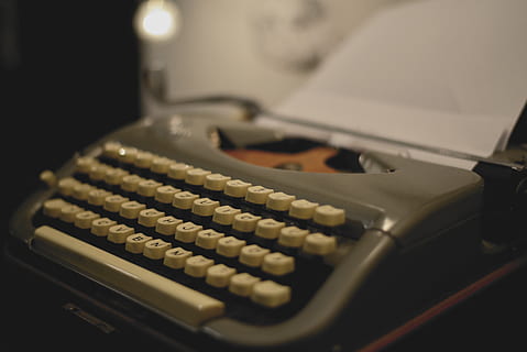 skrivemaskine, mekanisk, retro, skrive, forfatter, breve, tastatur, nostalgi, journalistik, gammel, årgang, journalist, maskine, alfabet, klassisk, historien om at skrive, lancer, offentliggøre, historie, karriere, teknologi, indendørs, tæt på, retro stylet, meddelelse, ingen mennesker, stilleben, selektiv fokusering, studio skud, bord, maskineri, brev, kunstkultur og underholdning, computerudstyr, musik, enkelt objekt, sort farve, 5K, CC0, offentligt domæne, royaltyfrie