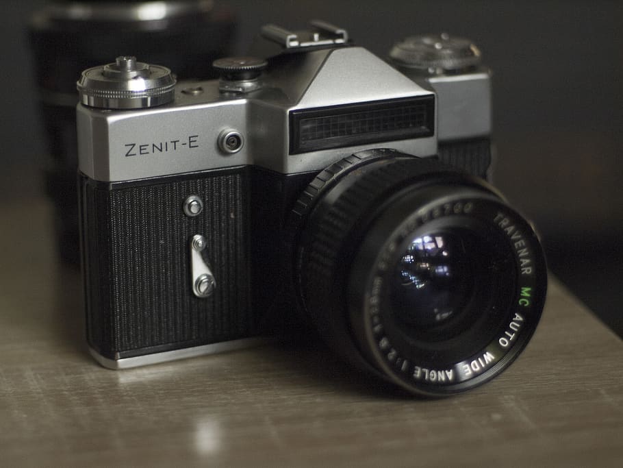 gammelt kamera, Zenit, fotografering temaer, kamera - fotografisk udstyr, teknologi, objektiv - optisk instrument, indendørs, retro stylet, fotografisk udstyr, objektiv - øje, tæt på, ingen mennesker, bord, antik, stilleben, sort farve, film kamera, nostalgi, enkelt objekt, gammel, fortiden, SLR kamera, 4K