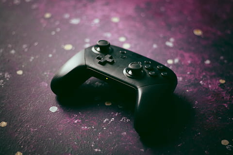 kontroler, klasyczny kontroler, Gry wideo, przełącznik Nintendo, Gry, galaktyka, kontroler konsoli gier wideo, żadnych ludzi, zbliżenie, wewnątrz, wysoki kąt widzenia, martwa natura, stół, pojedynczy obiekt, kolor różowy, obiekt stworzony przez człowieka, człowiek zrobiony, sprzęt, selektywne skupienie, bezpieczeństwo, skupić się na pierwszym planie, technologia, dzień, metal, porozumiewanie się, kontrola, sprzęt elektryczny, 4K, CC0, domena publiczna, darmowe zdjęcia