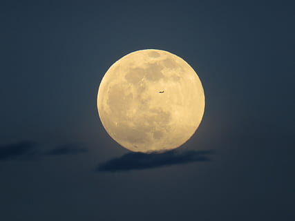 cel, nit, avió, supermoon, lluna, astronomia, espai, lluna plena, Lluna planetària, escenics - natura, tranquil·litat, cercle, forma geomètrica, cap gent, bellesa a la natura, naturalesa, forma, escena tranquil·la, superfície de la lluna, a l'aire lliure, núvol - cel, exploració espacial, llum de la lluna, espai i astronomia, 4K, CC0, domini públic, lliure de regalies