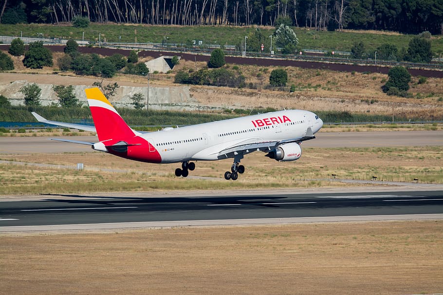 Spanien, madrid, luftfartøj, fly, transportmidler, transportform, lufthavn, lufthavn bane, rejse, flyvende, ingen mennesker, natur, dag, sidebillede, bevægelse, tager afsted, miljø, på farten, udendørs, luftfartsindustrien, vej, landingsbane, corporate jet, privatfly, 5K