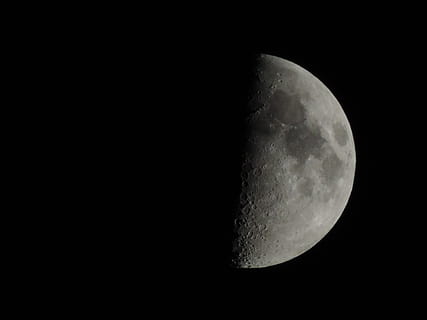 Canadà, brampton, espai, astronomia, lluna, nit, superfície de la lluna, cel, bellesa a la natura, còpia espai, Mitja lluna, cap gent, Lluna planetària, naturalesa, fosc, escenics - natura, tranquil·litat, exploració espacial, escena tranquil·la, primer pla, majestuós, astrologia, a l'aire lliure, espai i astronomia, orbitant, 4K, CC0, domini públic, lliure de regalies
