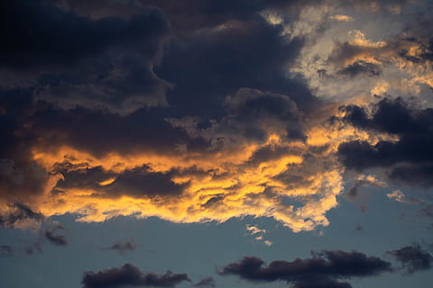 grå, orange, skyer, dagtimerne, sky - himmel, himmel, skønhed i naturen, scenics - natur, dramatisk himmel, cloudscape, solnedgang, ro, natur, baggrunde, storm, ingen mennesker, overskyet, rolig scene, idyllisk, humørlig himmel, orange farve, lav vinkel visning, udendørs, mørk, vind, abstrakt, meteorologi, 5K, CC0, offentligt domæne, royaltyfrie