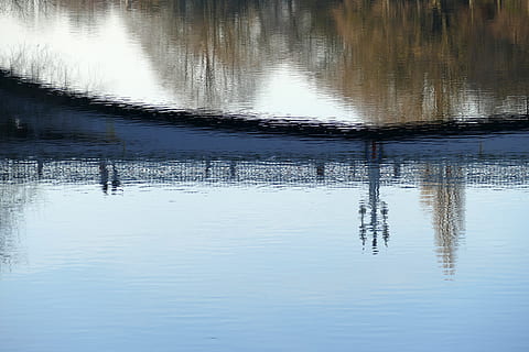 reflecţie, râu, apă, pod, Walker, pieton, copac, tufiș, stâlp de felinar, malul mării, liniște, lac, natură, o scenă liniștită, nici o persoana, frumusețe în natură, zi, scenice - natura, scenă non-urbană, în aer liber, cer, încrețit, idilic, arhitectură, vedere în unghi mare, 5K, CC0, domeniu public, fără drepturi de autor
