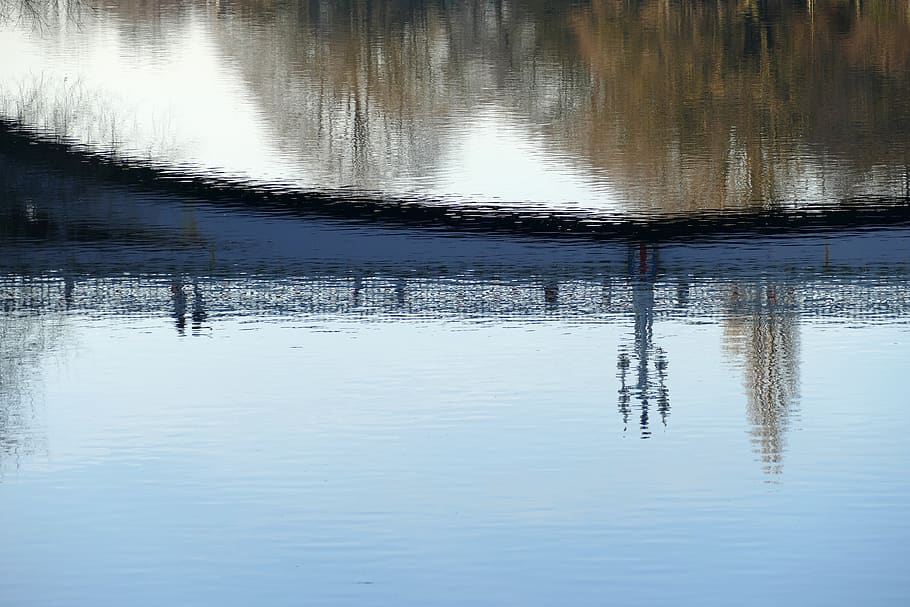 reflexió, riu, aigua, pont, caminador, vianants, arbre, arbust, fanal, davant del mar, tranquil·litat, llac, naturalesa, escena tranquil·la, cap gent, bellesa a la natura, dia, escenics - natura, escena no urbana, a l'aire lliure, cel, ondulat, idíl·lic, arquitectura, vista d’angle alt, 5K