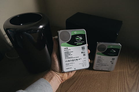 seagate, dur, unitat de disc, mà humana, part del cos humà, comunicació, vista d’angle alt, mà, a l'interior, menjar i beguda, tecnologia, tassa, taula, celebració, paper, telèfon, beure, gent, tassa de cafè, text, tecnologia sense fils, primer pla, dit, 5K, CC0, domini públic, lliure de regalies