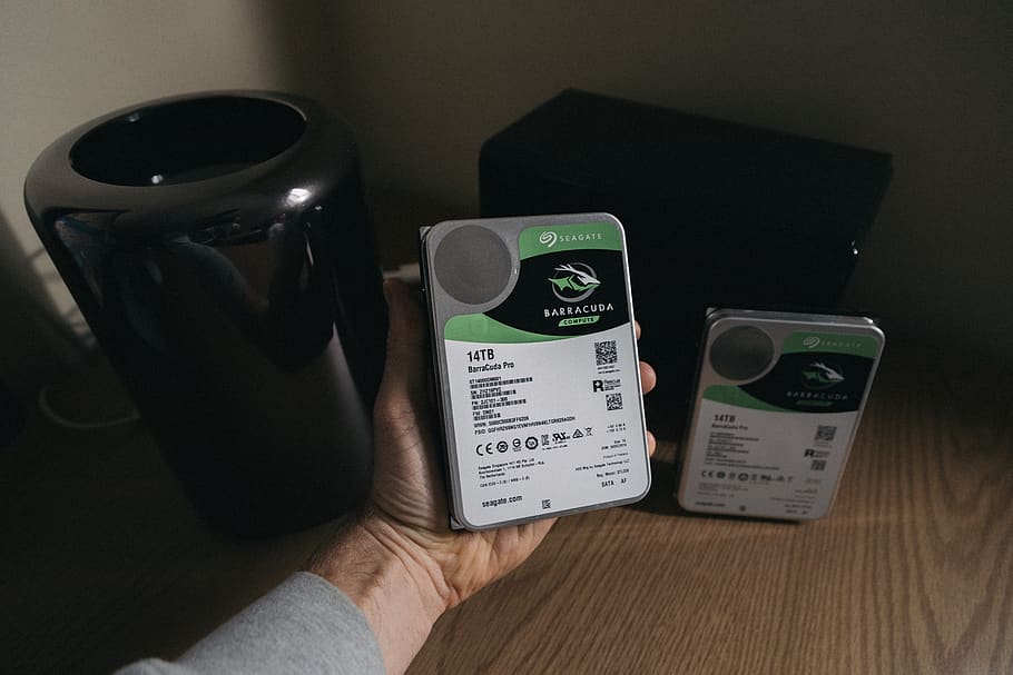 seagate, dur, unitat de disc, mà humana, part del cos humà, comunicació, vista d’angle alt, mà, a l'interior, menjar i beguda, tecnologia, tassa, taula, celebració, paper, telèfon, beure, gent, tassa de cafè, text, tecnologia sense fils, primer pla, dit, 5K