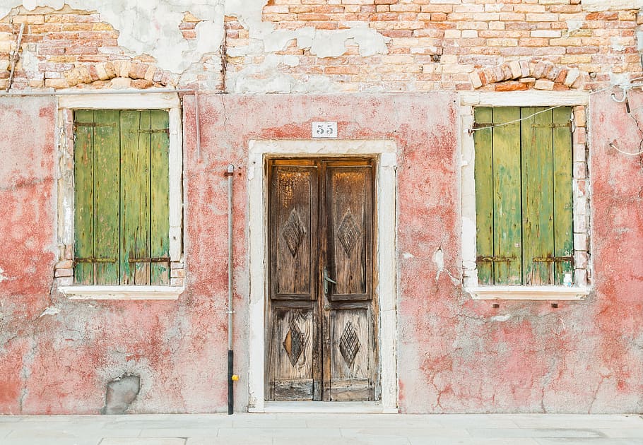 tancat, marró, fusta, porta, finestra, arquitectura, maons, edifici, durant el dia, entrada, exterior, casa, a l'aire lliure, paret, persianes de finestres, finestres, estructura construïda, exterior de l'edifici, vell, cap gent, resistent, dia, funció de construcció de parets, seguretat, protecció, espatllat, maó, 4K