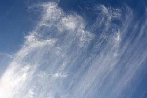 fotografija, mėlyna, dangus, mėlynas dangus, cirrus debesys, debesys, „cloudscape“, lauke, debesis - dangus, grožis gamtoje, pobūdį, fonas, vaizdai - gamta, aplinką, nėra žmonių, dramatiškas dangus, vėjas, atmosfera, žemas kampo vaizdas, dieną, meteorologija, klimatas, wispy, švarus, 5K, CC0, Viešasis domenas, nemokamai
