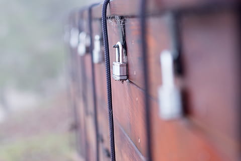 trancar, cadeado, corda, caixa, armazenamento, nebuloso, metal, foco seletivo, fechar-se, dia, ninguém, protecção, focar em primeiro plano, segurança, ao ar livre, oxidado, conexão, recurso de construção de parede, força, madeira - material, natureza, padronizar, parede, parafuso, estrutura construída, prateado colorido, 5K, CC0, domínio público, royalty free