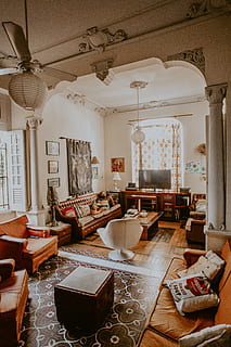 vacío, sofás, plano, televisión de pantalla, mueble, adentro, asiento, silla, mesa, nadie, equipo de iluminación, techo, interior de la casa, sofá, arquitectura, lujo, ausencia, cuarto doméstico, sala, ventana, almohada, estructura construida, riqueza, piso, mesa de café, lámpara eléctrica, 5K, CC0, dominio público, libre de derechos