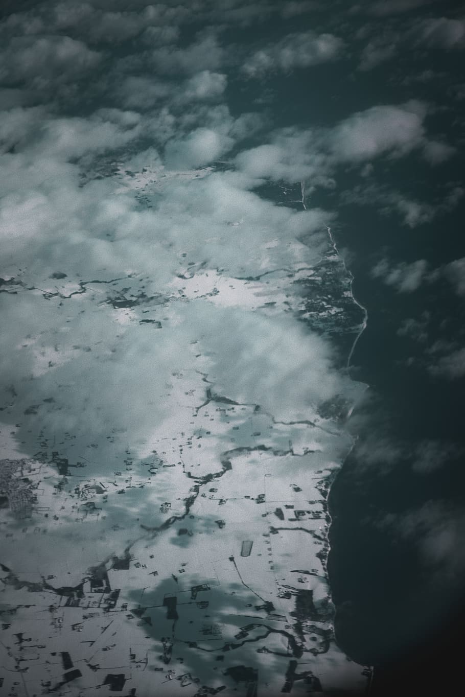 hvide skyer, natur, vejr, udendørs, Sky, cumulus, himmel, storm, landskab, bjerg, azurblå himmel, plante, vegetation, jord, orkan, luftfoto, hav, vand, ocean, is, sky - himmel, skønhed i naturen, ingen mennesker, scenics - natur, ro, rolig scene, dag, lav vinkel visning, kold temperatur, vinter, bevægelse, miljø, idyllisk, magt i naturen, 5K