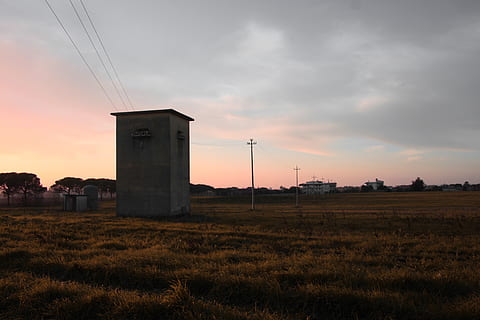 motore, il motore, macchina, natura, all'aperto, turbina, tramonto, turbina eolica, costruzione, alloggiamento, campagna, viola, i campi, inverno, Casa, cavo, rurale, linee elettriche, cielo, torre di trasmissione elettrica, nuvola - cielo, campo, struttura costruita, terra, paesaggio, elettricità, architettura, ambiente, pilone dell'elettricità, linea elettrica, colore arancione, nessuno, bellezza nella natura, scenics - natura, esterno dell'edificio, la tranquillità, Alimentazione elettrica, sole, 4K, CC0, dominio pubblico, privo di copyright