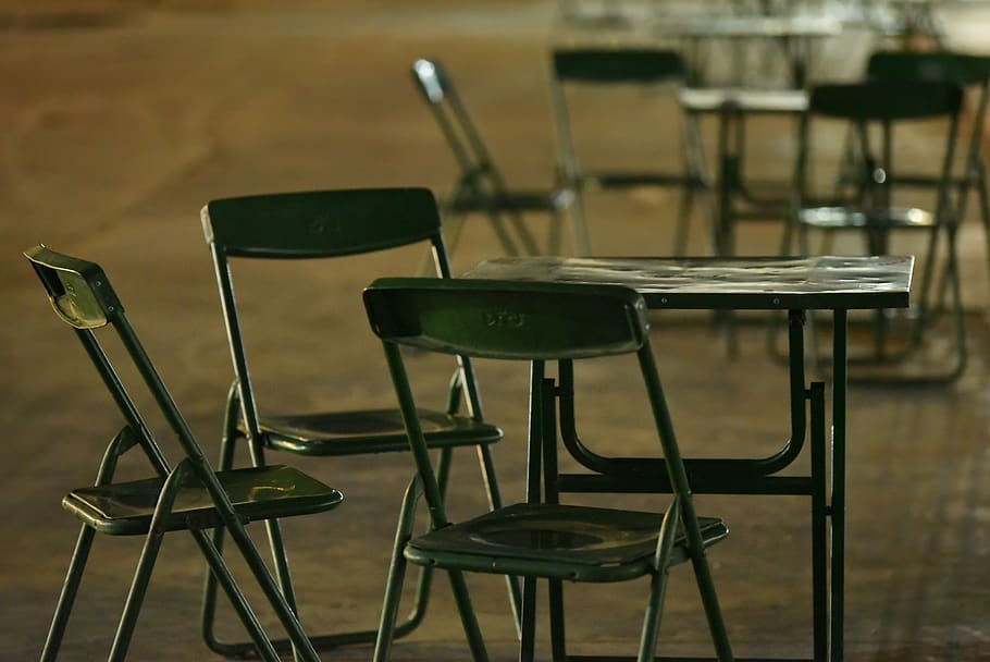 stole, bord, grøn, nat, tom, ingen, alene, ensom, parti, aftensmad, venner, venskab, stol, sæde, fravær, ingen mennesker, fokus på forgrunden, træ - materiale, indendørs, restaurant, forretning, stilleben, arrangement, gruppe af objekter, møbel, cafe, dag, gulve, natur, metal, indstilling, 5K