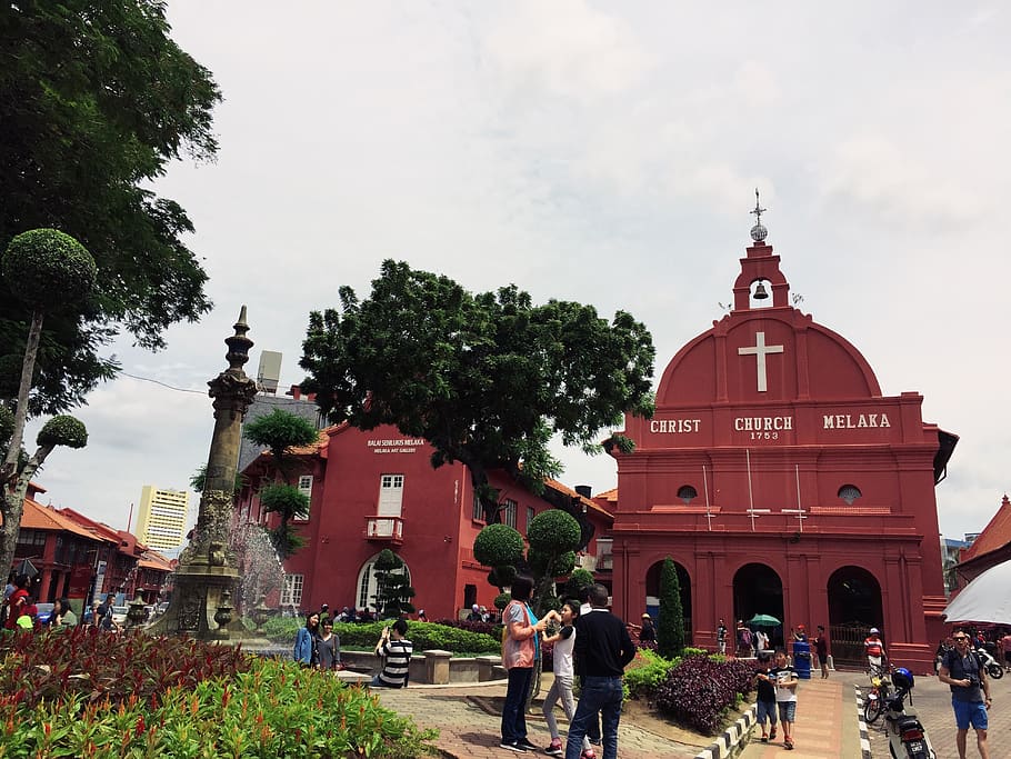 Malàisia, malacca, arquitectura, estructura construïda, exterior de l'edifici, arbre, planta, religió, lloc de culte, cel, grup de persones, persones reals, espiritualitat, creença, homes, edifici, naturalesa, dones, estils de vida, adult, a l'aire lliure, 2K