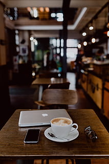 tasse, café, table, intérieur, technologie, La technologie, travail, cappuccino, restaurant, en retard, à l'intérieur, Nourriture et boisson, boisson, café - boisson, agresser, tasse à café, rafraîchissement, vaisselle, soucoupe, se concentrer sur le premier plan, affaires, fraîcheur, bois - matériau, boisson chaude, personne, plateau, 5K, CC0, domaine public, libre de droits