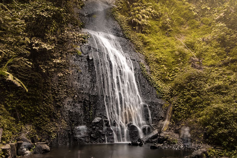 Foto des Wasserfalls, Ruhe, Kaskade, Umgebung, fließen, Wald, idyllisch, Natur, friedlich, Felsen, Landschaft, szenisch, still, Bäume, Wasser, Wasserfall, Bewegung, Langzeitbelichtung, Szenen - Natur, Schönheit in der Natur, fließendes Wasser, Bewegungsunschärfe, Rock, Baum, solide, Rock - Objekt, Land, plantschen, Pflanze, Leistung, fließend, keine Leute, Kraft in der Natur, draußen, fallendes Wasser, Regenwald, Reinheit, 4K