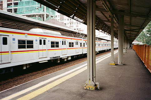 gară, tren, transport, vehicul, Jakarta, Indonezia, cale, drum, pasaj superior, platformă, călătorie, statie, călător, aşteptare, lemn, coridor, cherestea, alee, transportul feroviar, mijloc de transport, transport public, tren - vehicul, stație de cale ferată, arhitectură, Sina de cale ferata, construită, urmări, zi, nici o persoana, tren de pasageri, vehiculul terestru, mişcare, în aer liber, oraș, metrou, cale ferată, sosire, 2K, CC0, domeniu public, fără drepturi de autor