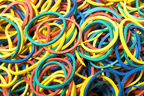mucchio, ciclo continuo, oggetto, ufficio, il giro, gomma da cancellare, , allungamento, multicolore, fotogramma intero, sfondi, grande gruppo di oggetti, abbondanza, avvicinamento, connessione, variazione, scelta, cavo, nessuno, elastico, natura morta, in casa, tecnologia, vista dall'alto, Oggetto creato dall'uomo, fatto dall'uomo, complessità, plastica, ingarbugliato, componente elettrico, 4K, CC0, dominio pubblico, privo di copyright