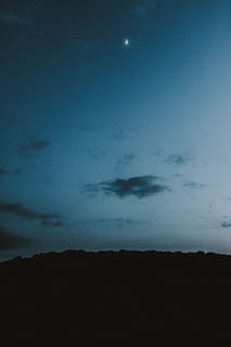 silhueta, montanha, dia, céu, nuvem, lua, crescente, Colina, azul, natureza, Sombrio, granulado, noite, folk, indie, grão, nublado, scenics, panorama, ao ar livre, beleza na natureza, nuvem - céu, crepúsculo, por do sol, cloudscape, ninguém, origens, clima, verão, 5K, CC0, domínio público, royalty free