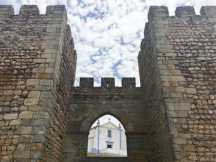 braune Steinstruktur, Gebäude, die Architektur, Steinplatte, Arraiolos, Gehweg, Pfad, Fort, Wand, Archäologie, Ruinen, Kloster, Schloss, Schloss von Arraiolos, Reise, Portugal, gewölbt, Bogen, Krypta, Schiefer, Steinwand, gebaute Struktur, Gebäudehülle, Flachwinkelansicht, Geschichte, Himmel, Religion, die Vergangenheit, wolke - himmel, keine Leute, Spiritualität, Anbetungsstätte, alt, Glauben, Natur, Tag, Backstein, draußen, alte Zivilisation, Abtei, 4K, CC0, gemeinfrei, lizenzfrei