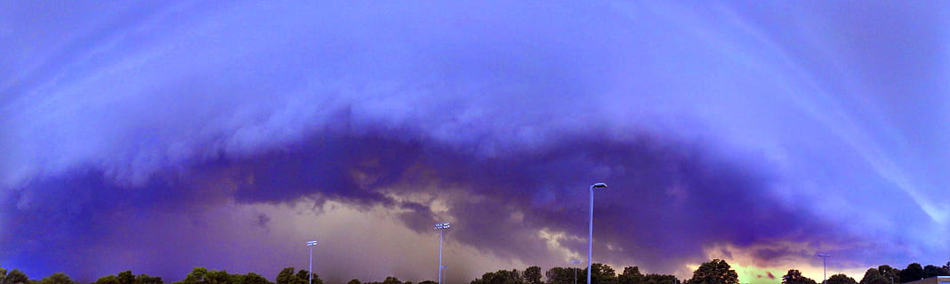 regn, stormcloud, sky - himmel, himmel, panoramisk, natur, skønhed i naturen, ingen mennesker, træ, blå, scenics - natur, lav vinkel visning, storm, udendørs, ro, plante, miljø, dramatisk himmel, rolig scene, kopiere plads, skumring, magt i naturen, meteorologi, lilla, 5K, CC0, offentligt domæne, royaltyfrie