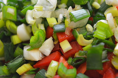 comida, cocina, cebolla, morron, kitchen, food, cooking, table, fresh, organic, vegetables, nutrition, vegetarian, vegetable, pepper, green, herb, soup, ingredient, healthy eating, food and drink, wellbeing, freshness, chopped, salad, onion, selective focus, close-up, indoors, full frame, no people, slice, choice, bell pepper, raw food, preparation, vegetarian food, 5K, CC0, public domain, royalty free