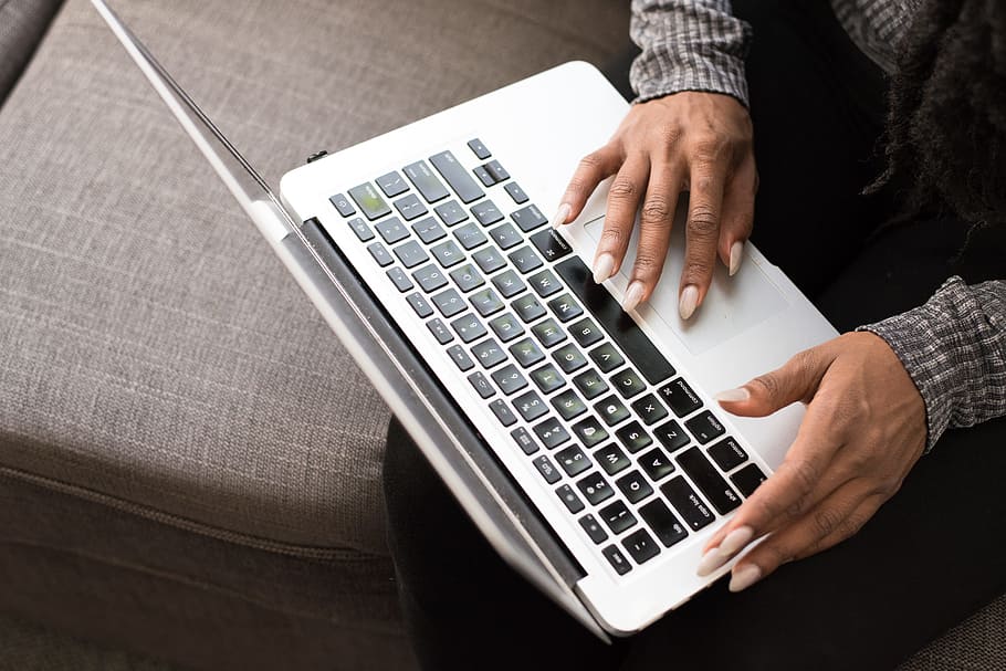 persona, utilitzant, MacBook de plata, dispositiu Apple, primer pla, ordinador, electrònica, mans, teclat, portàtil, MacBook, tecnologia, touchpad, tecnologia sense fils, part del cos humà, comunicació, mà humana, una persona, usant portàtil, connexió, equips informàtics, mà, teclat d’ordinador, adult, a l'interior, escriure, mobles, taula, clau d’ordinador, navegar per la xarxa, 5K